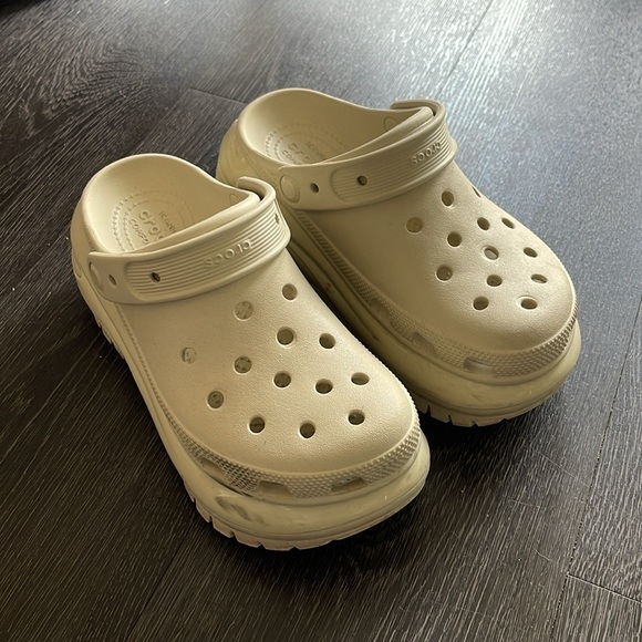 Crocs Mega Crush Clog in Bone Size 6 - Picture 3 of 5